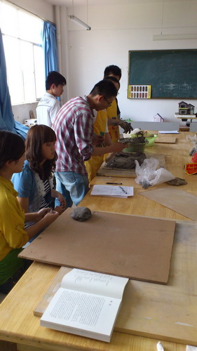 学生在造型工作室 上课