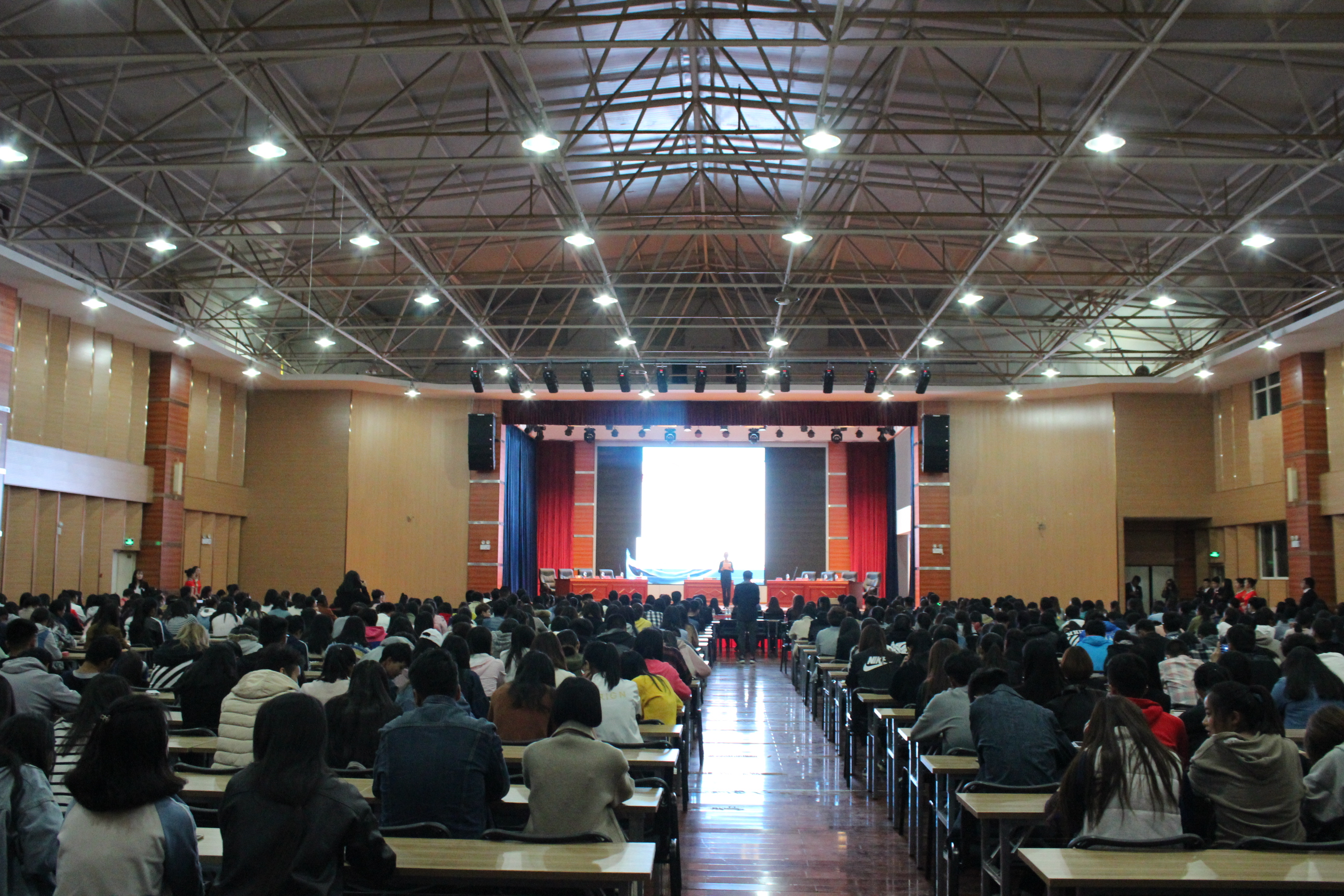 铁齿铜牙弘正气，舌战群儒展雄风