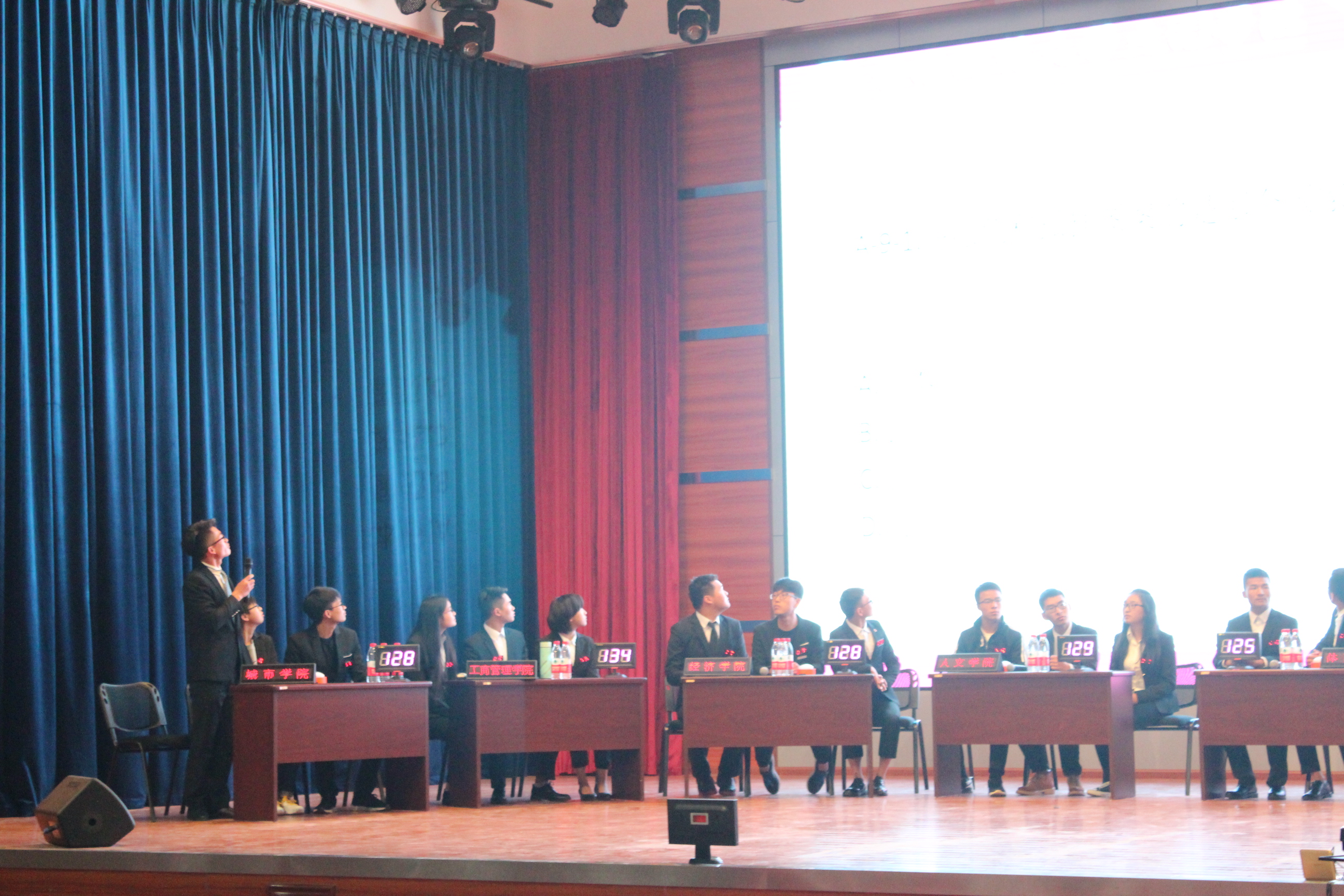 多才之士才储八斗,博学之儒学富五车