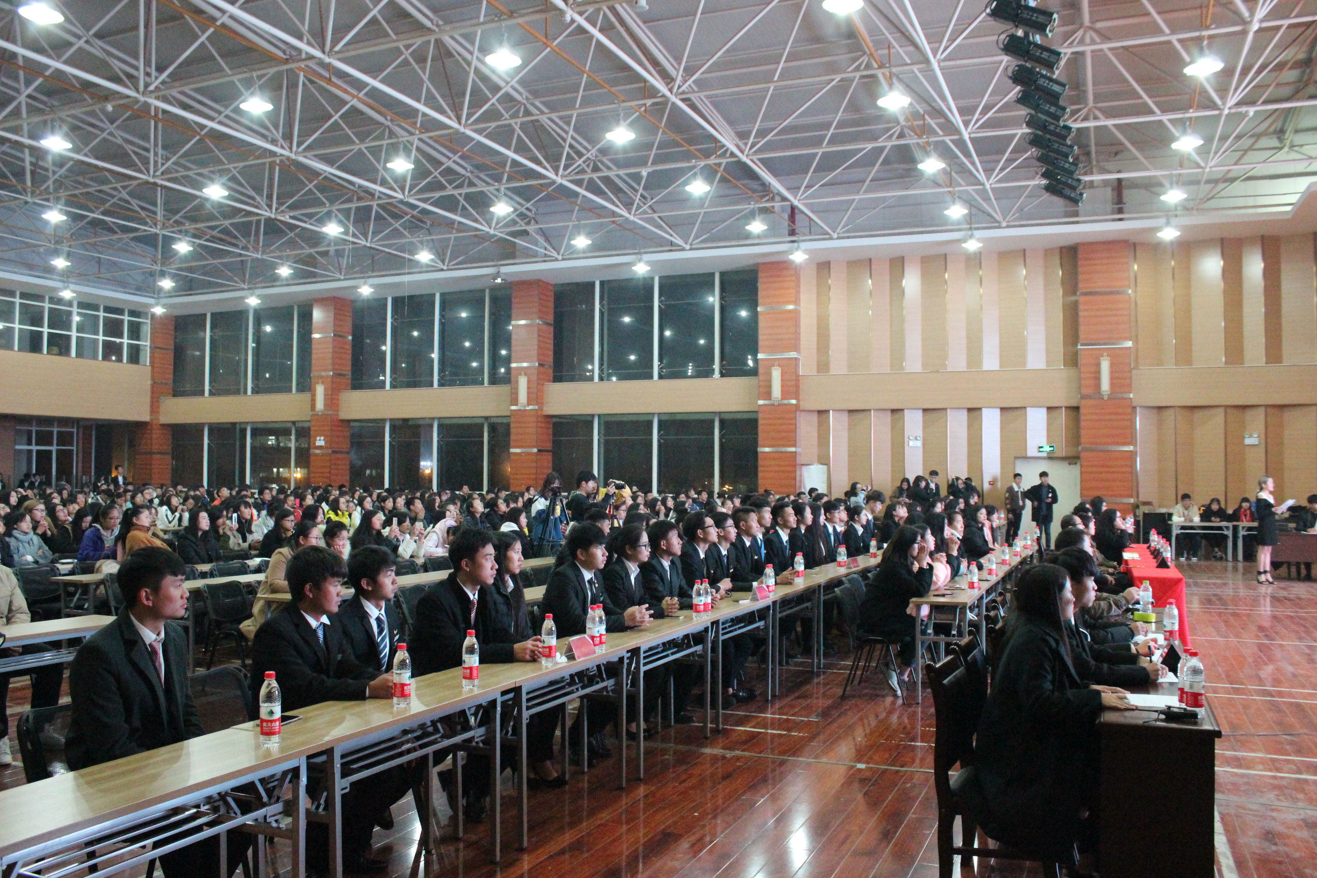 多才之士才储八斗,博学之儒学富五车