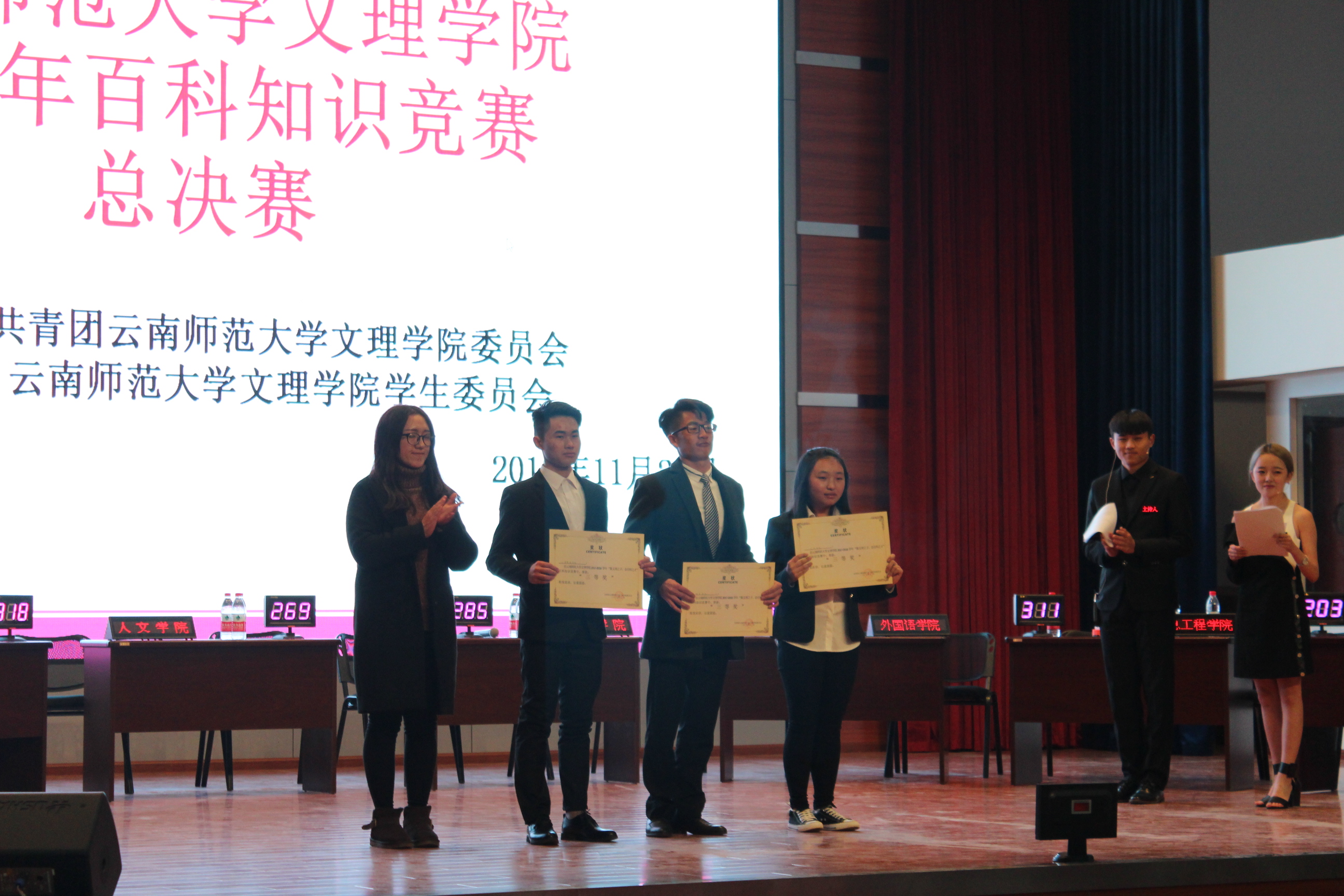 多才之士才储八斗,博学之儒学富五车