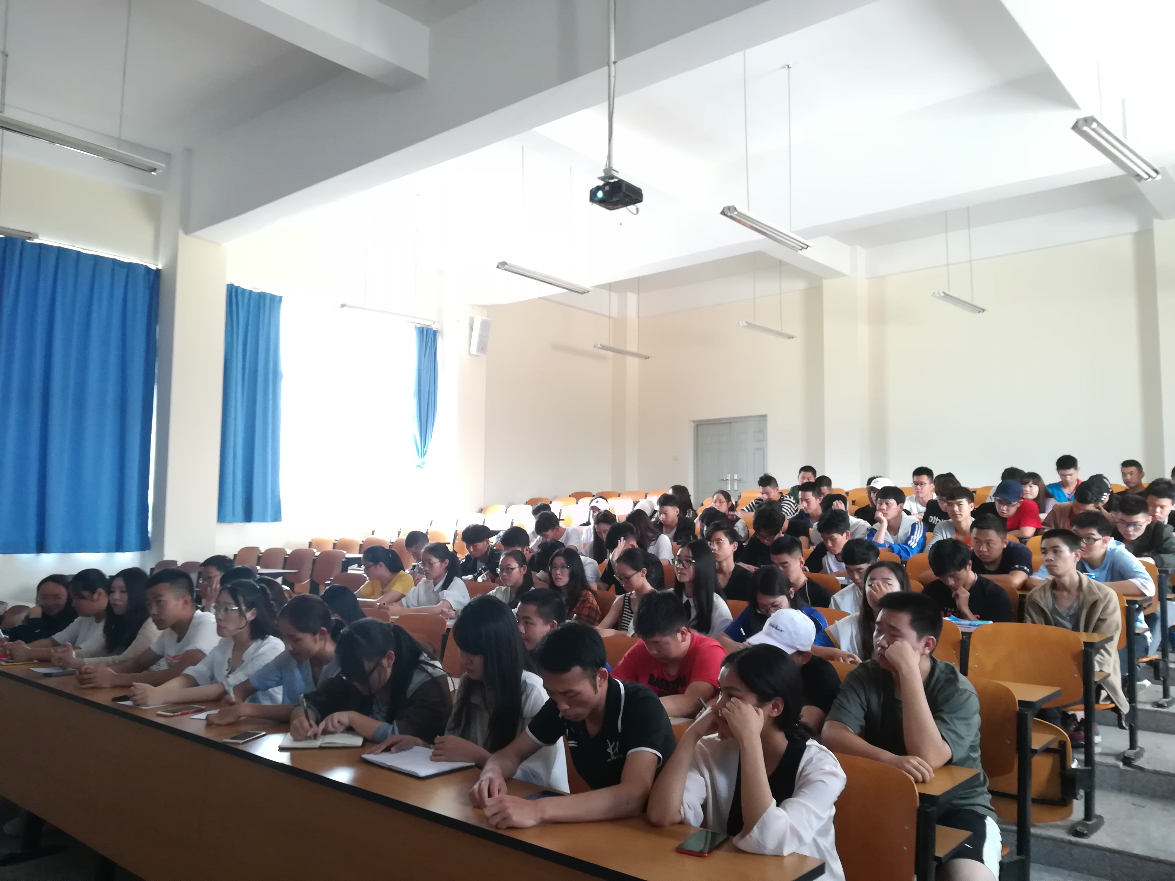 城市学院2017届第六次团委学生大会