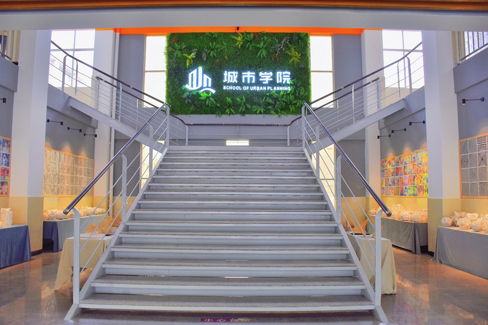  艺可不借美而立，美必不可离艺而存。