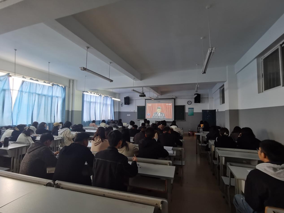 城市学院师生认真收看党的二十大报告开幕式盛况