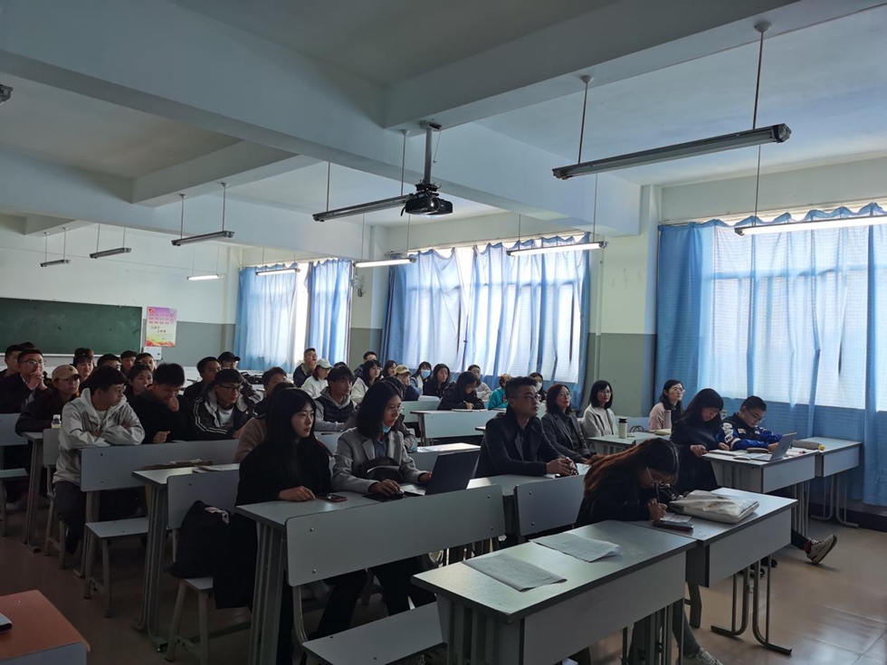 城市学院师生认真收看党的二十大报告开幕式盛况