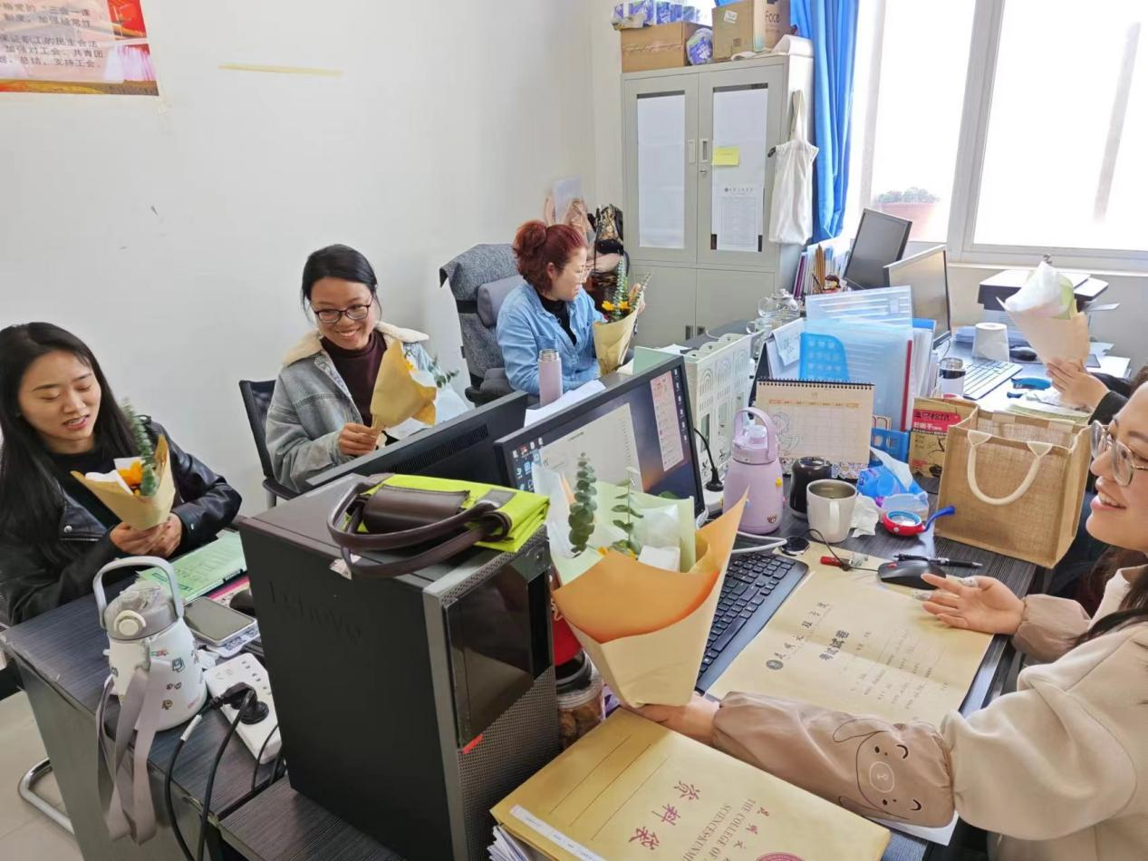 百花齐放，一顾倾城 ——城市学院“三八”妇女节鲜花活动