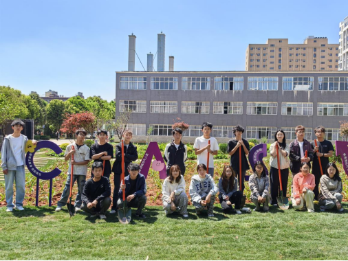 “汗水浇灌劳动之花 实践筑牢育人根基 ——智慧城市学院劳动实践园圆满建成